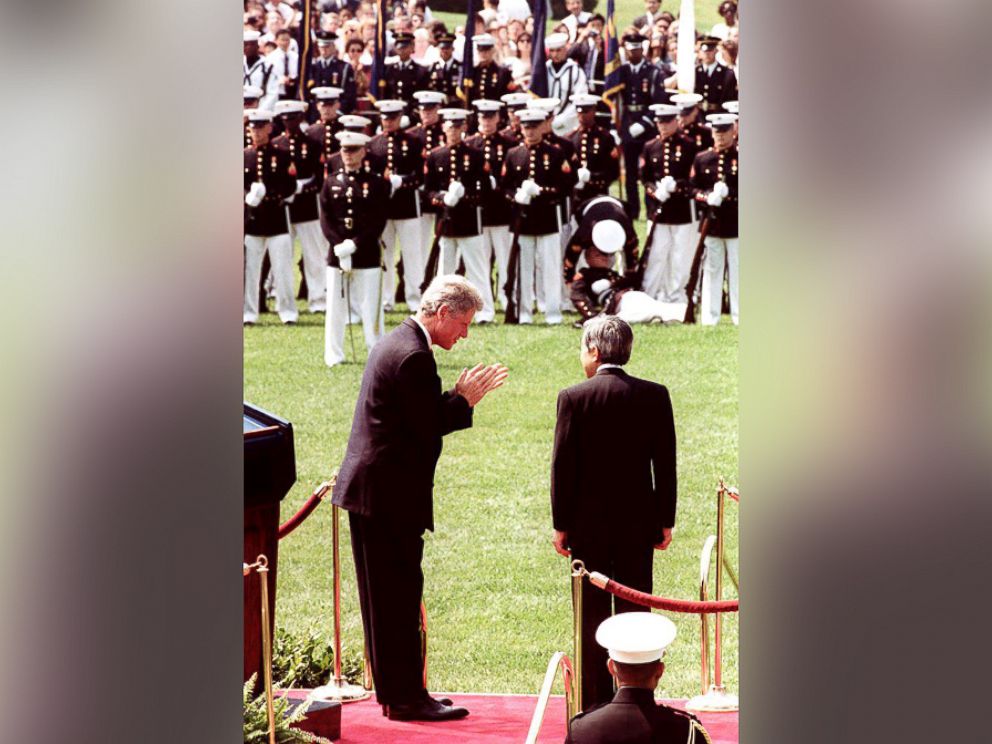 PHOTO: President Bill Clinton (L) bows to Japanese Emperor Akihito (R) during welcoming ceremonies at the White House June 13, 1994.