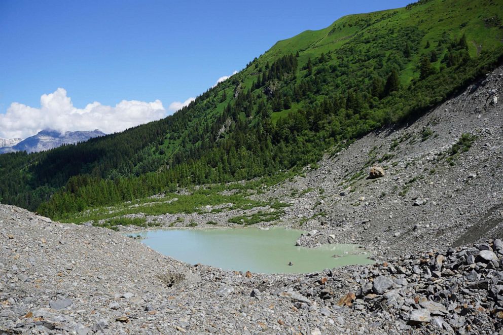 PHOTO: Lake monitoring in the Bionnassay new glacial lake.