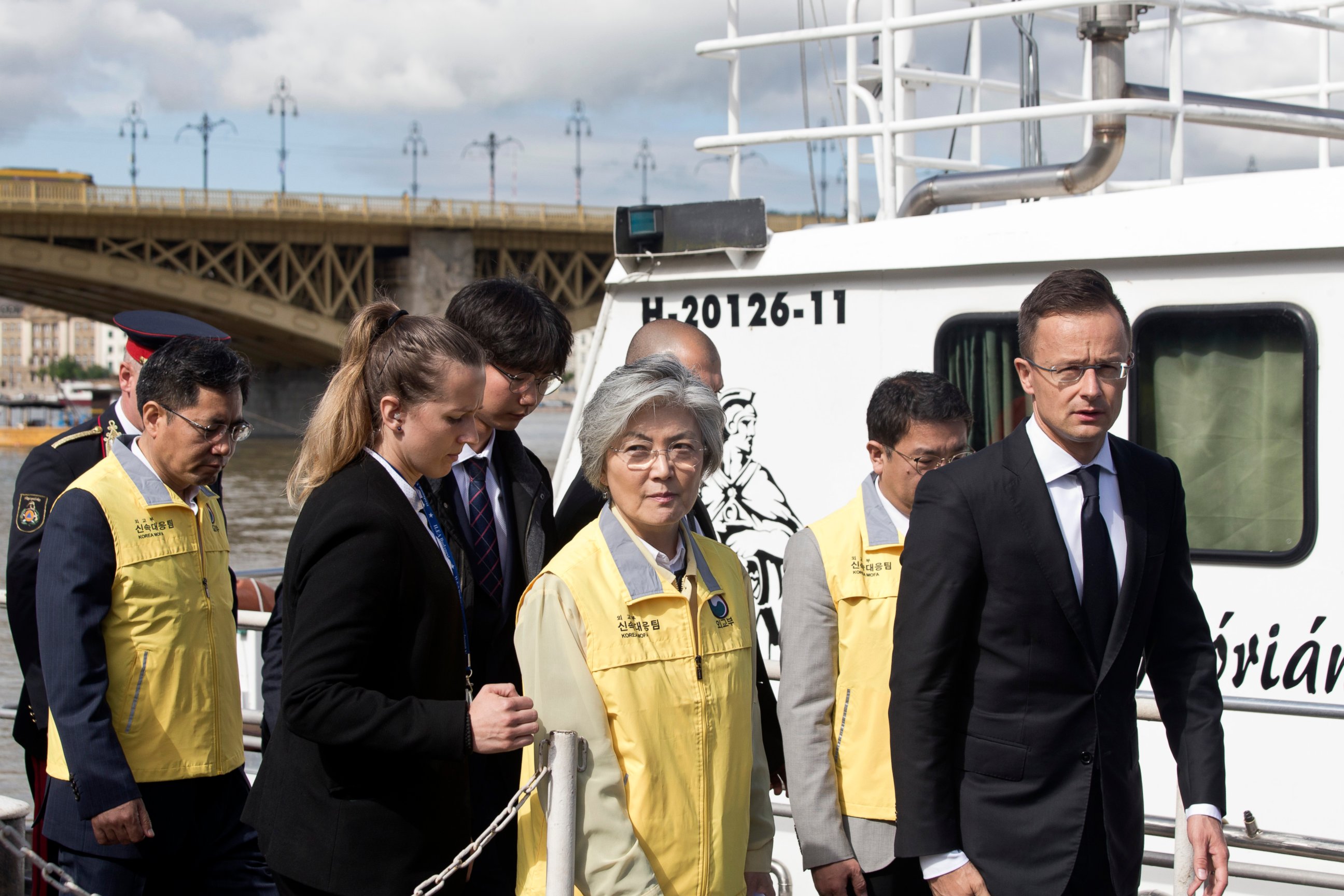 PHOTO: Kang Kyung-wha, center, foreign minister of South Korea, together with her Hungarian counterpart, Peter Szijjarto, right, visits the bank of the Danube River close to Margit Bridge.