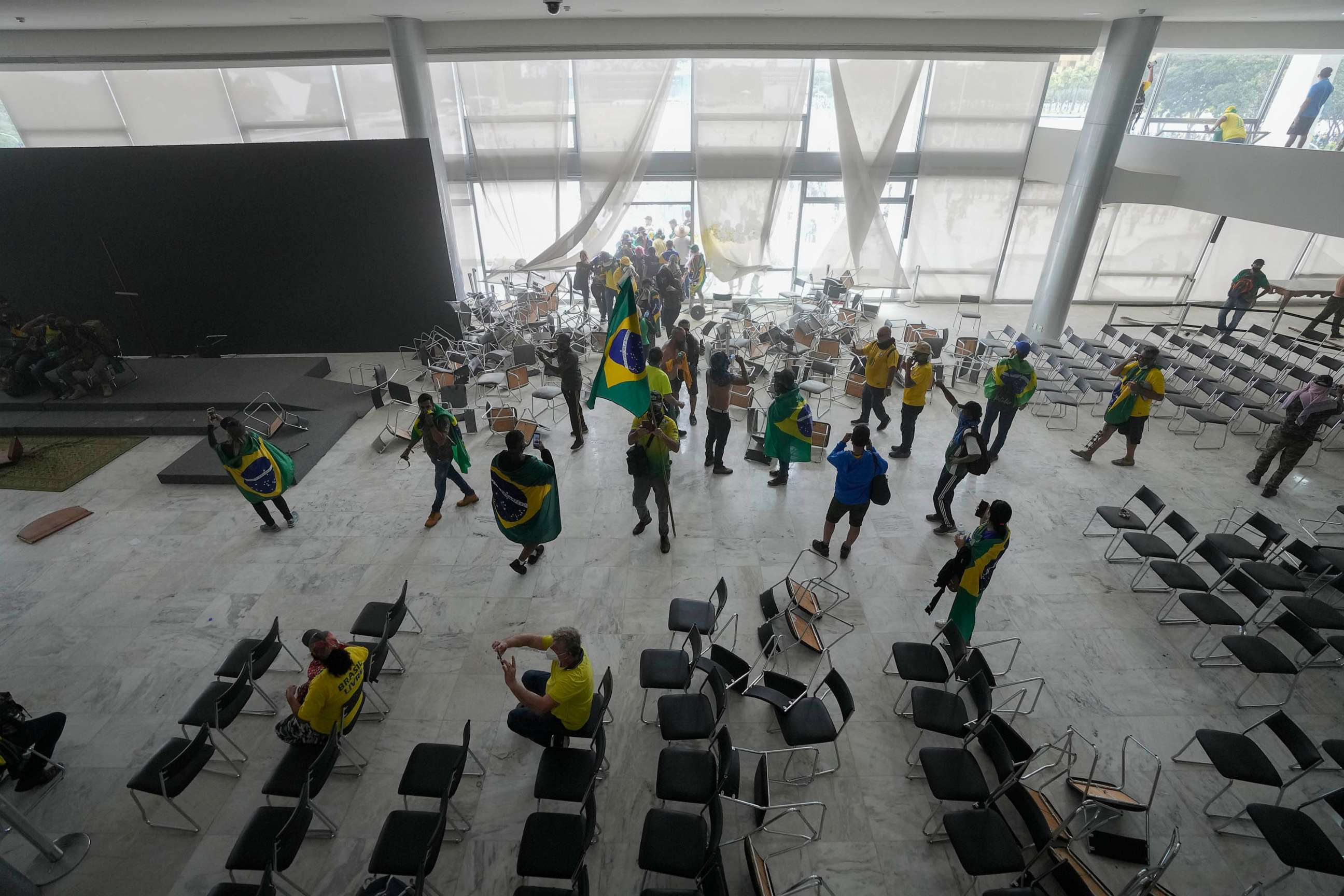 PHOTO: Protesters, supporters of Brazil's former President Jair Bolsonaro, storm the Planalto Palace in Brasilia, Brazil, Jan. 8, 2023.