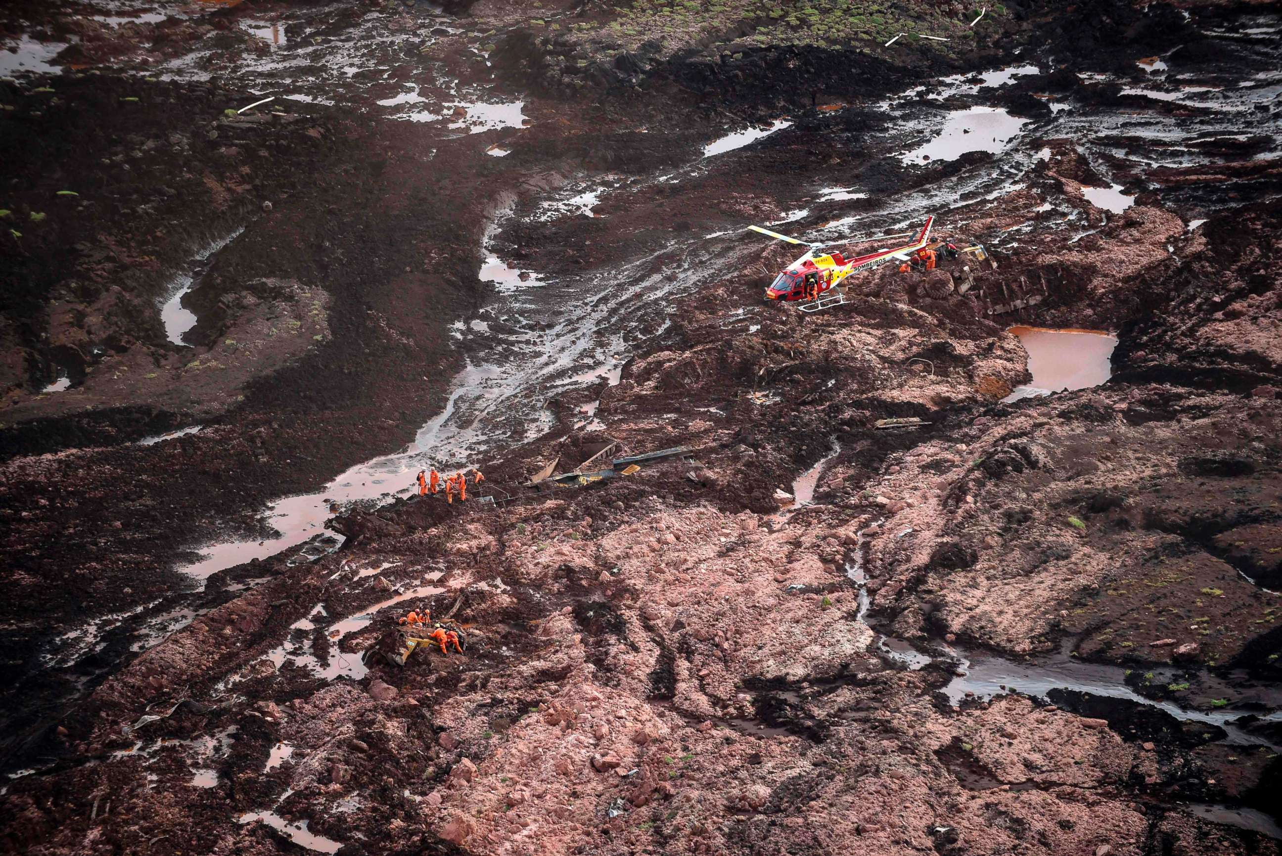 PHOTO: Rescuers search for victims after the collapse of a dam, which belonged to Brazil's giant mining company Vale, near the town of Brumadinho in southeastern Brazil, Jan. 25, 2019.