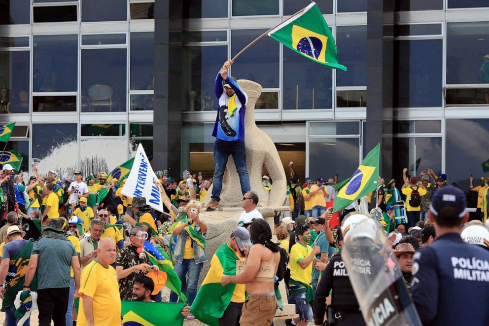 PHOTO: Supporters of Brazilian former President Jair Bolsonaro invade Planalto Presidential Palace while clashing with security forces in Brasilia, Jan. 8, 2023.