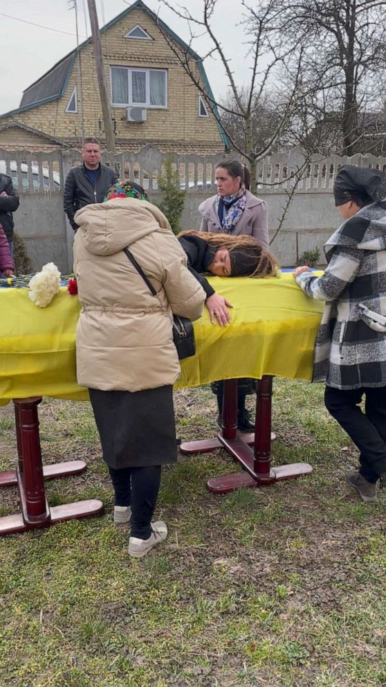 FOTO: Maria Pylypets abraza el ataúd de su marido, Oleksandr Pylypets, en su funeral.  Oleksandr murió en combate en la región de Kherson.
