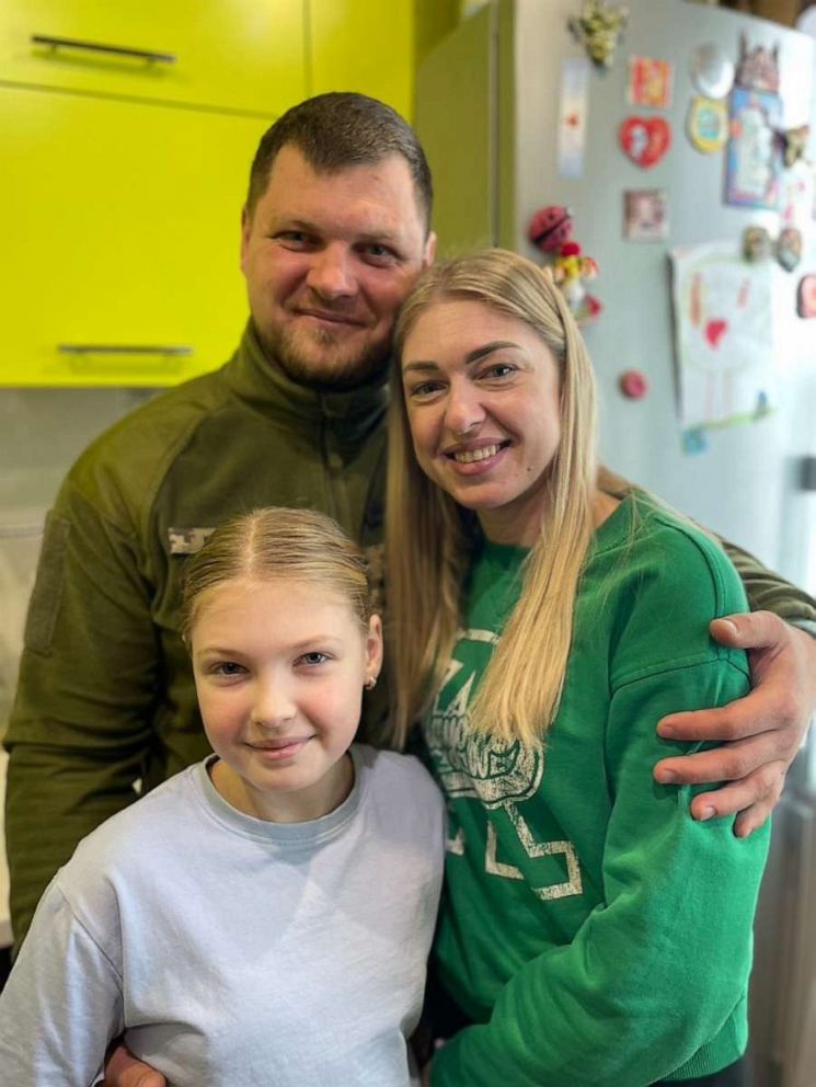 FOTO: Oleksiy Storozhez, un soldado ucraniano que presta servicio en una unidad de reconocimiento aéreo en su región natal de Kharkiv, fotografiado durante una visita a su hogar con su esposa, Katya, y su hija, Sofia.