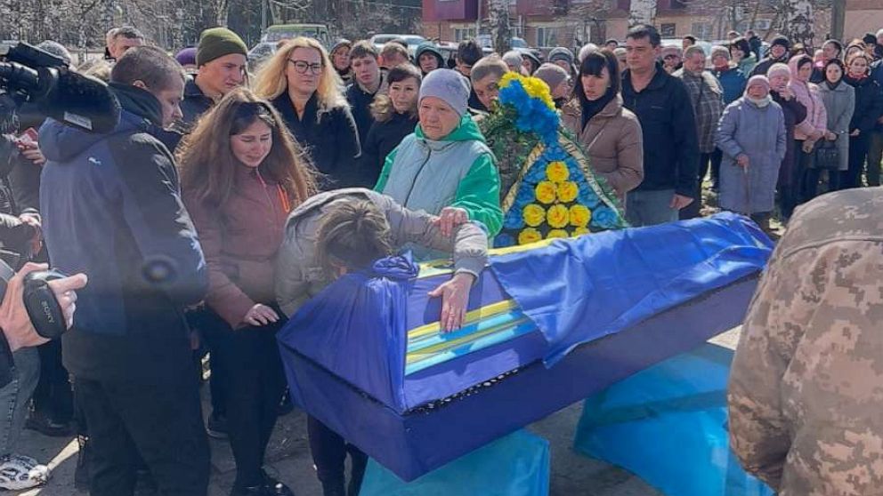 FOTO: Tetyana Taranukha abrazando el ataúd de su hijo, Yuriy Taranukha, en su funeral en la ciudad natal de Zmiiv en la región de Kharkiv.