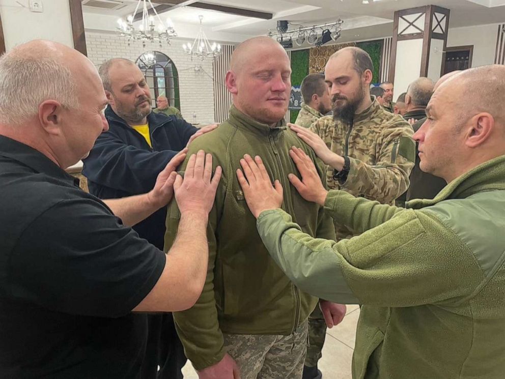 FOTO: Soldados ucranianos que prestan servicio en el frente oriental realizan sesiones grupales de trauma durante su licencia en un centro de rehabilitación en Ucrania.