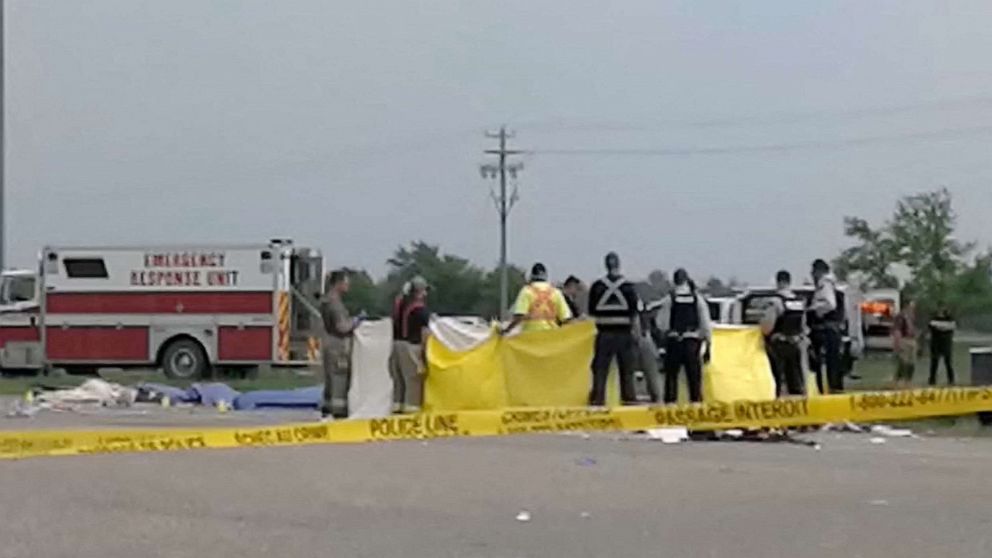 FOTO: Ersthelfer sichern das Gebiet am Unfallort in der Nähe von Carbery, Manitoba, Kanada, 15. Juni 2023, in diesem Standbild aus einem Social-Media-Video.