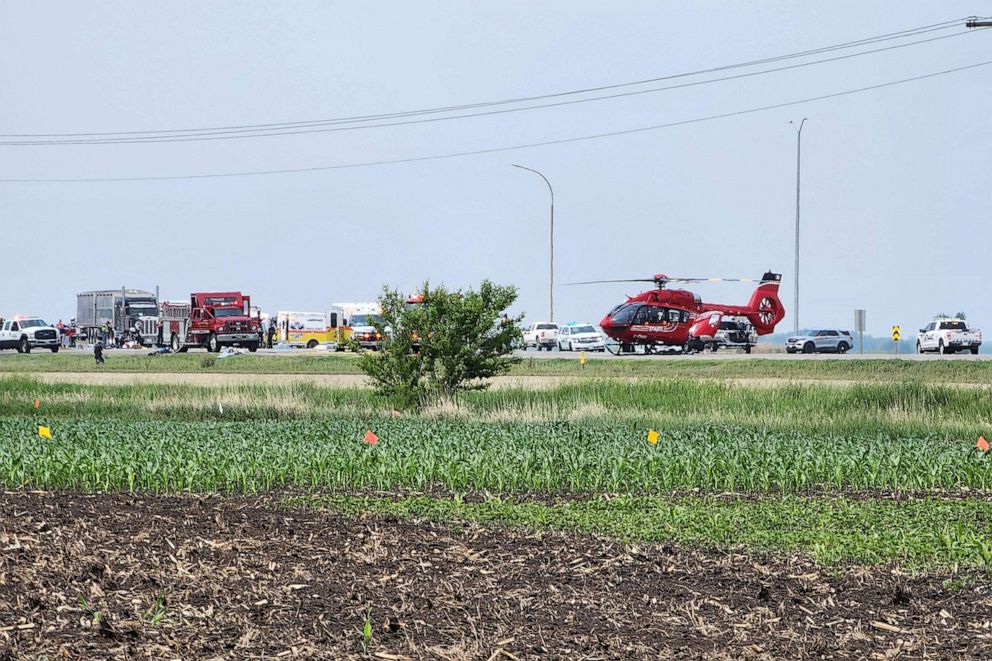 FOTO: Rauch steigt aus einem Fahrzeug auf, als sich Ersthelfer am 15. Juni 2023 am Ort eines tödlichen Verkehrsunfalls in der Nähe von Carberry, westlich von Winnipeg, Kanada, aufhalten.