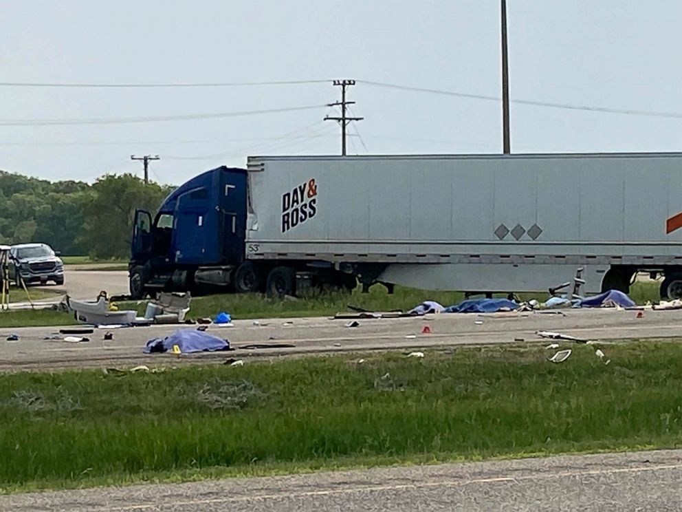 FOTO: Eine schwere Kollision legt einen Abschnitt des Trans-Canada Highway in der Nähe von Carberry, Manitoba, 15. Juni 2023 lahm.