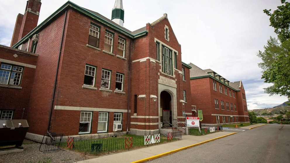 215 cadáveres encontrados en una antigua escuela residencial para niños aborígenes en Canadá