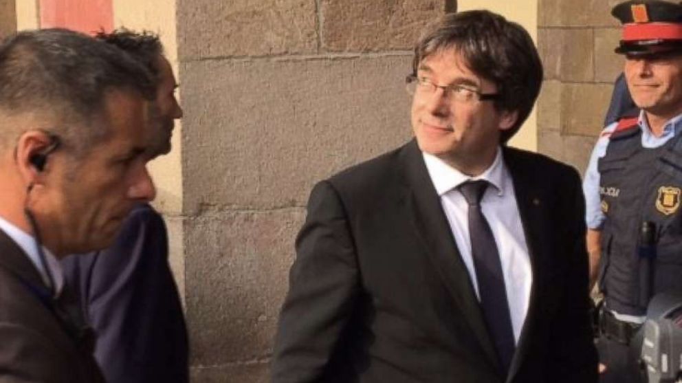 Catalan Regional President Carles Puidgemont glances at a Spanish helicopter flying overhead as he arrives at the Catalan regional parliament building in Barcelona on Oct. 10, 2017.
