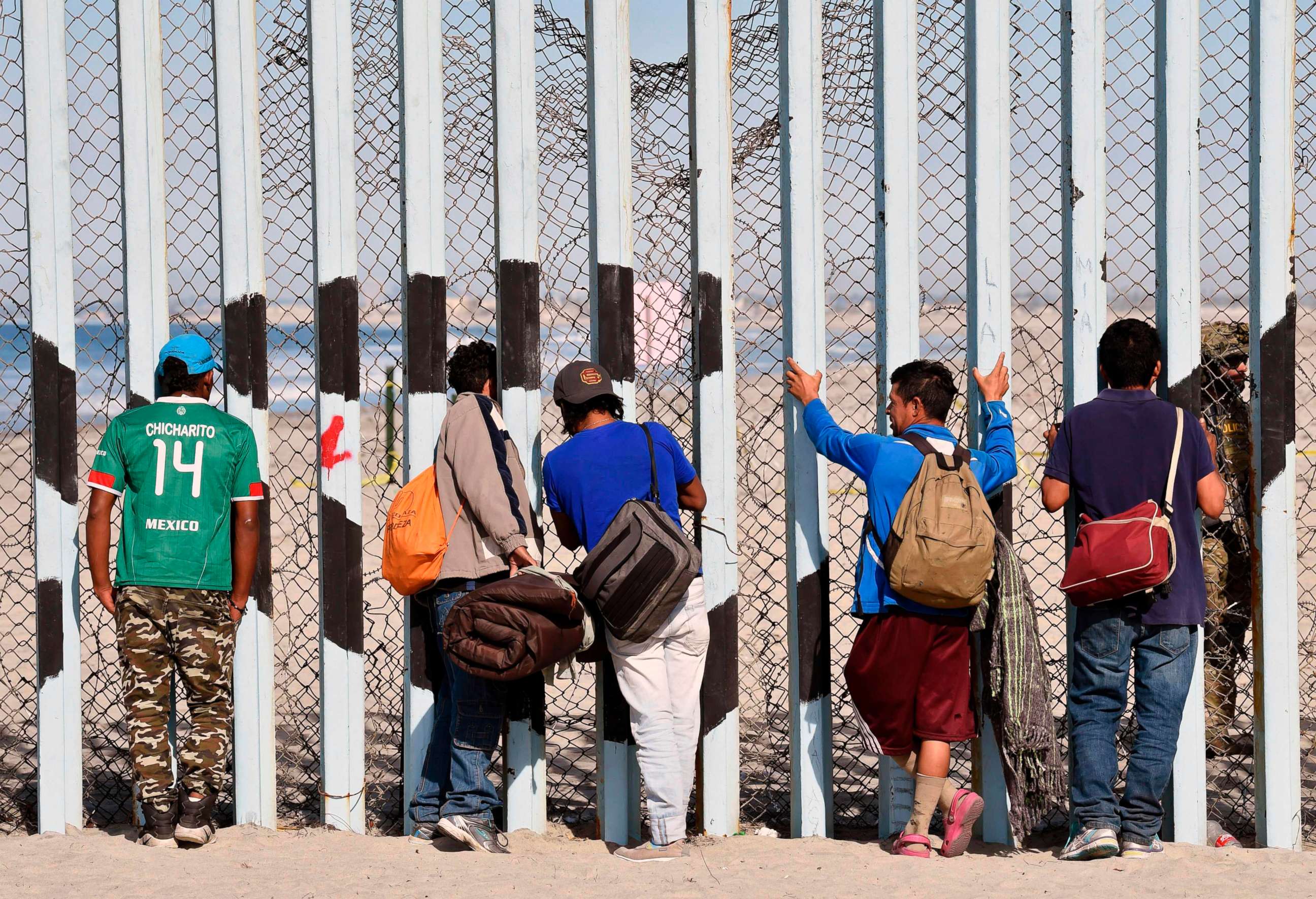 PHOTO: Central American migrants remain by the U.S.-Mexico border fence in Playas de Tijuana, Mexico, Nov. 15, 2018.