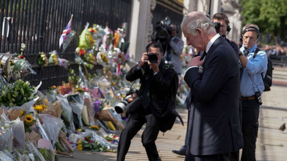 PHOTO: King Charles III reads messages left by mourners at the gates of Buckingham Palace in London, Sept. 9, 2022.