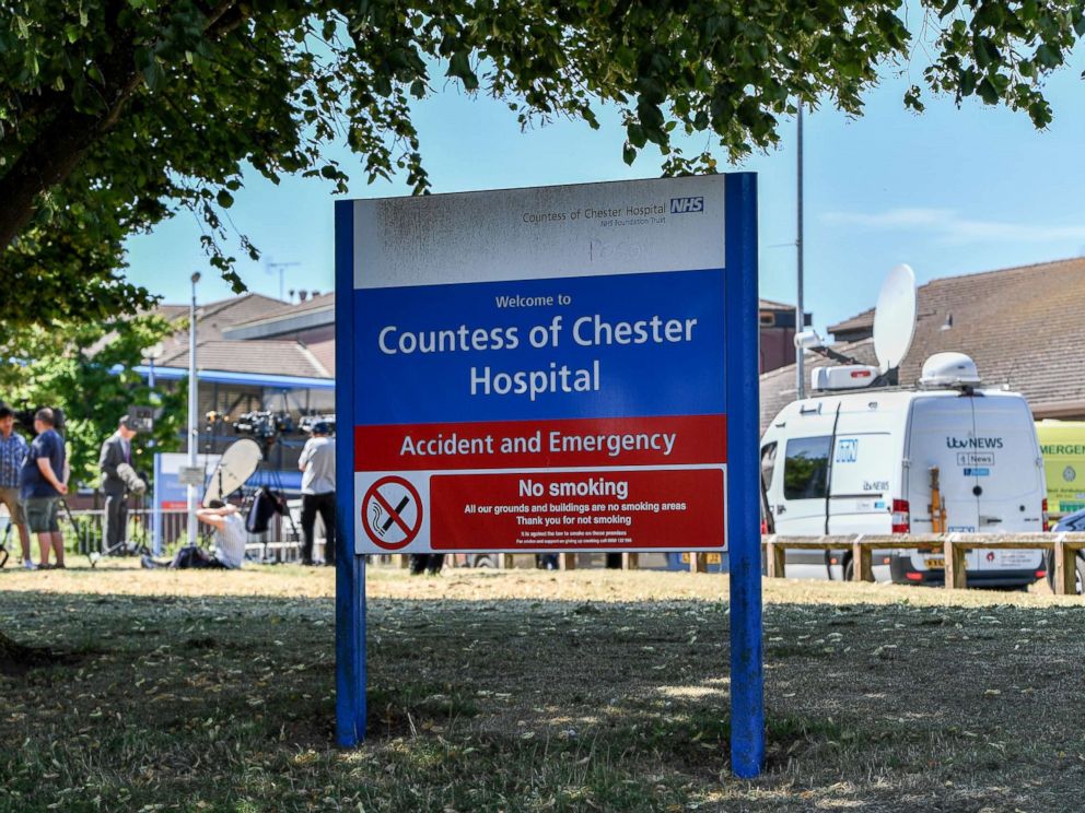   PHOTO: The media gather outside the Countess of Chester Hospital on July 3, 2018 in Chester, UK. An employee of the hospital of the Countess of Chester was arrested because she was suspected of having killed eight babies. 
