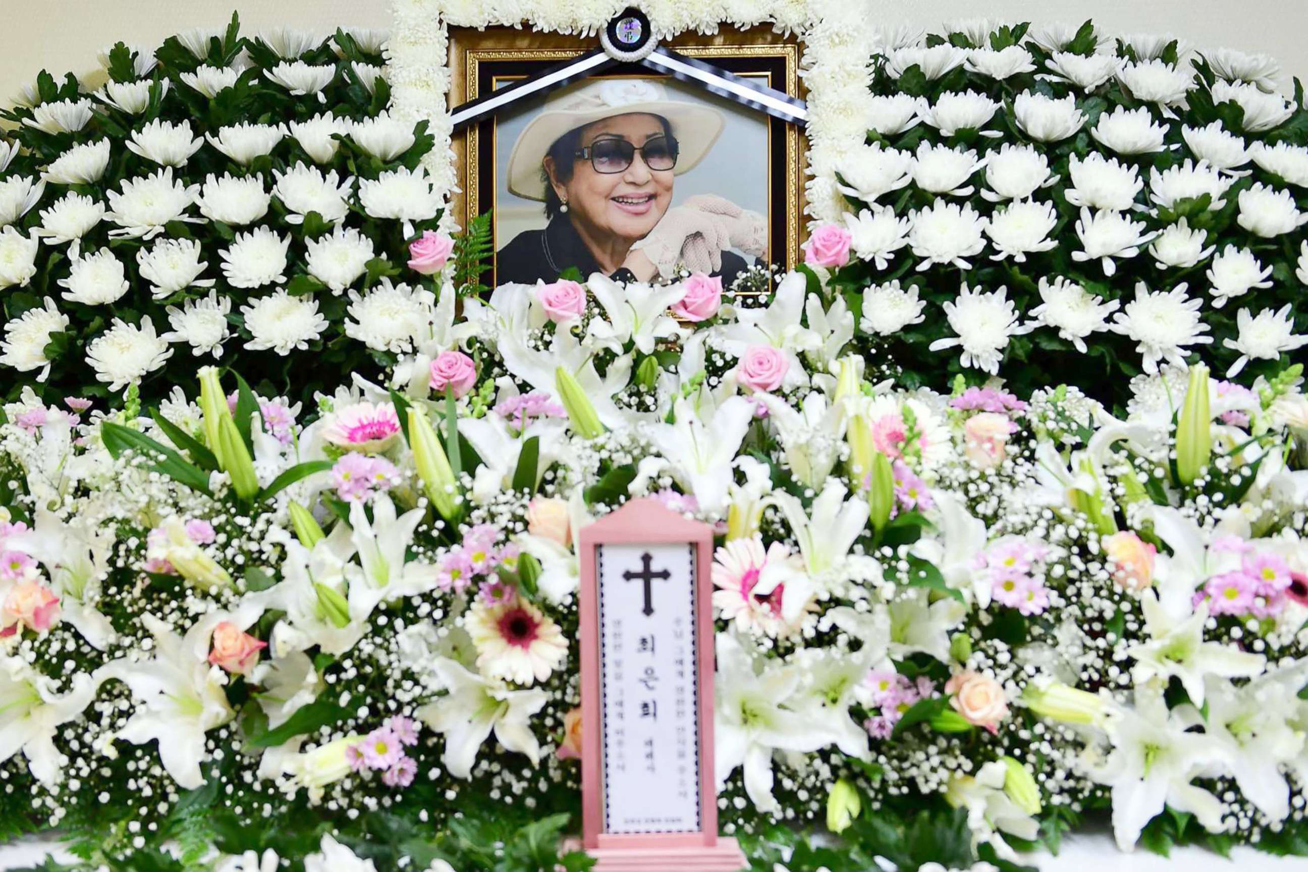 PHOTO: This picture taken on April 16, 2018 shows a portrait of South Korean actress Choi Eun-hee on a mourning altar at a hospital in Seoul.