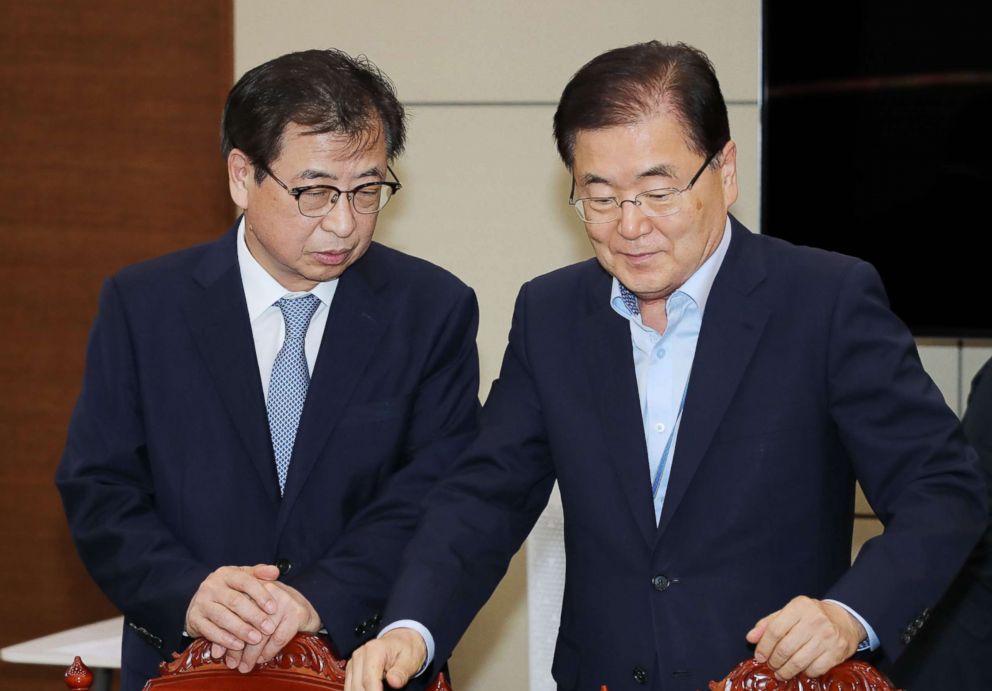 PHOTO: South Korean President Moon Jae-in's national security adviser Chung Eui-yong (R) talks with National Intelligence Service Director Suh Hoon (L) in Seoul, South Korea, Sept. 4, 2018.