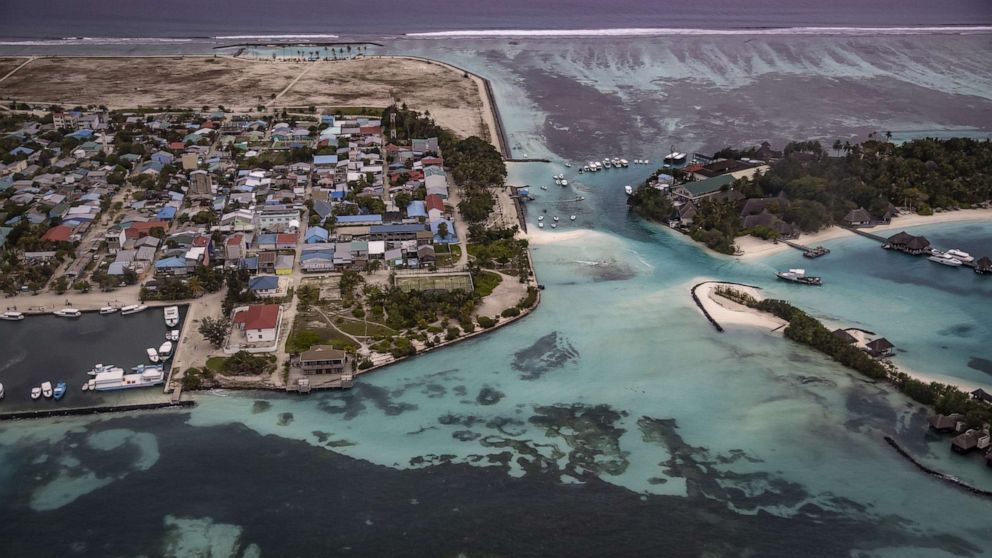 PHOTO : Une vue de l'île Hulhulmale, qui est reliée à la capitale Malé pour empêcher l'augmentation du niveau de la mer, à Malé, aux Maldives, qui est l'un des pays les plus menacés par l'augmentation du niveau de la mer due au réchauffement climatique, le 28 juin 2022. 