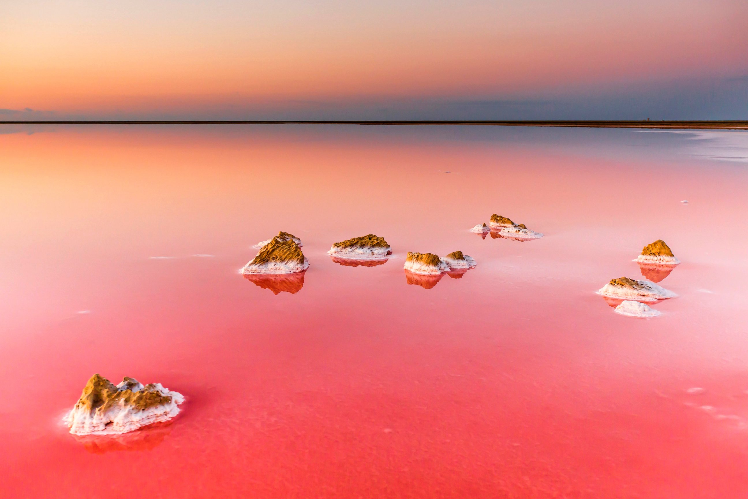 Розовый водоем в крыму. Кояшское розовое озеро в Крыму. Кояшское озеро Керчь. Сасык Сиваш озеро. Кояшское озеро (розовое озеро).