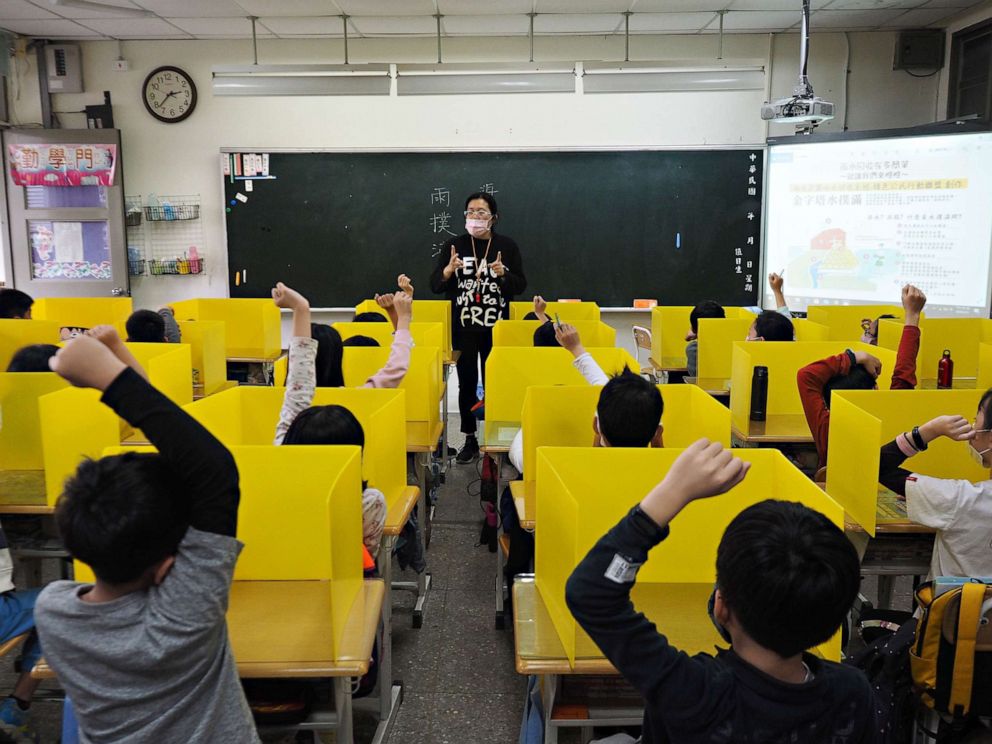 PHOTO: Pupils sit behind partitions during a class taught by Chen Ting-fang at Dajia Elementary School in Taipei, Taiwan, March 3, 2020. The school prepared the partitions as a way to prevent the spread of illnesses during the COVID-19 outbreak. 