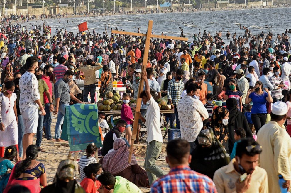 PHOTO: Visitors crowd at Juhu beach in Mumbai in the Indian state of Maharashtra on April 4, 2021.