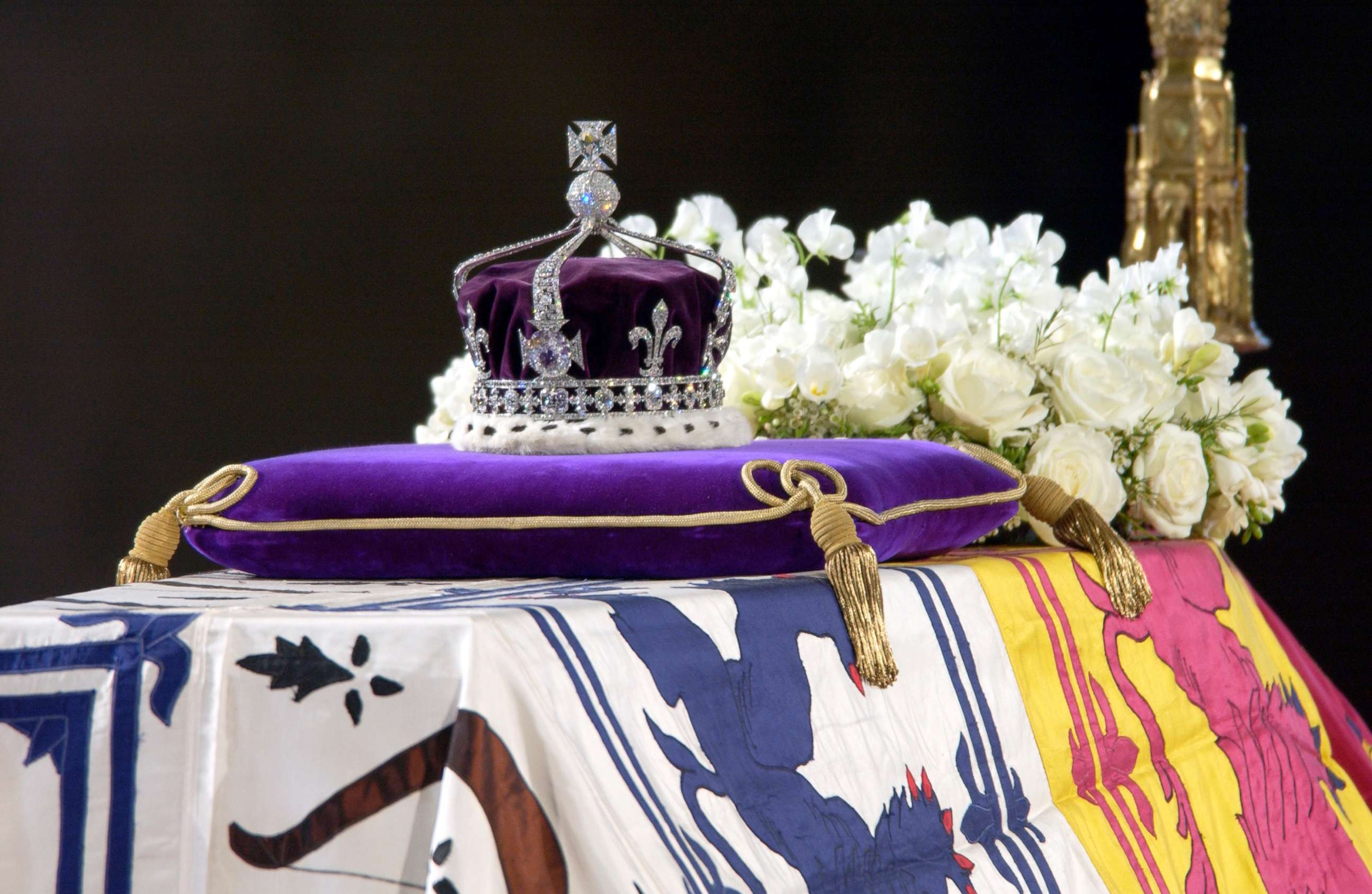 PHOTO: The Queen Mother's coronation crown with the priceless Koh-I-Noor diamond rests atop the Queen Mother's coffin.