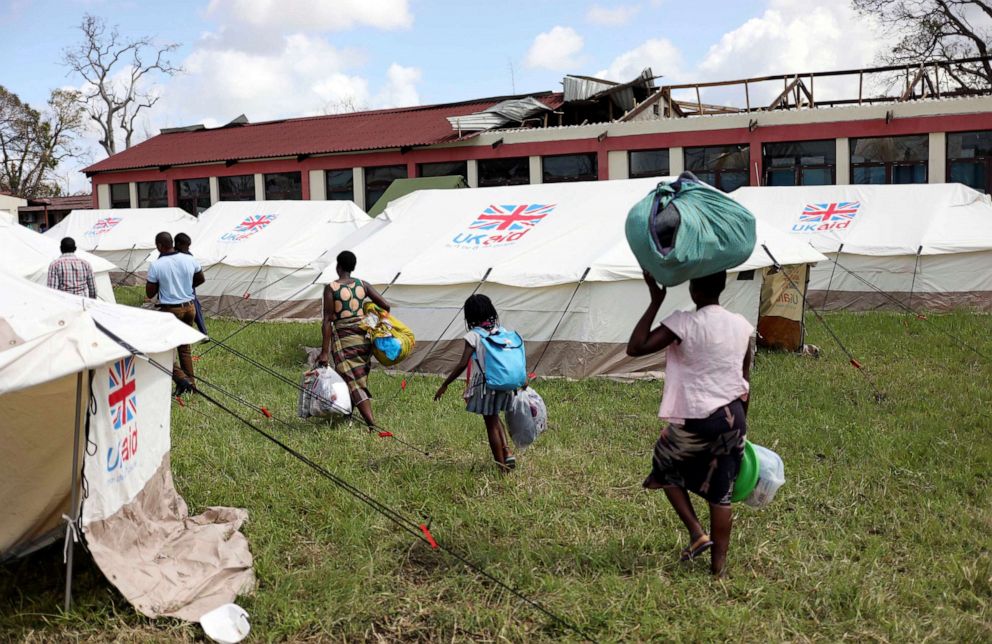 PHOTO: Evacuees from Buzi vilage carry their belongings as they arrive at a displacement center near the aiport, after Cyclone Idai, in Beira, Mozambique, March 25, 2019.