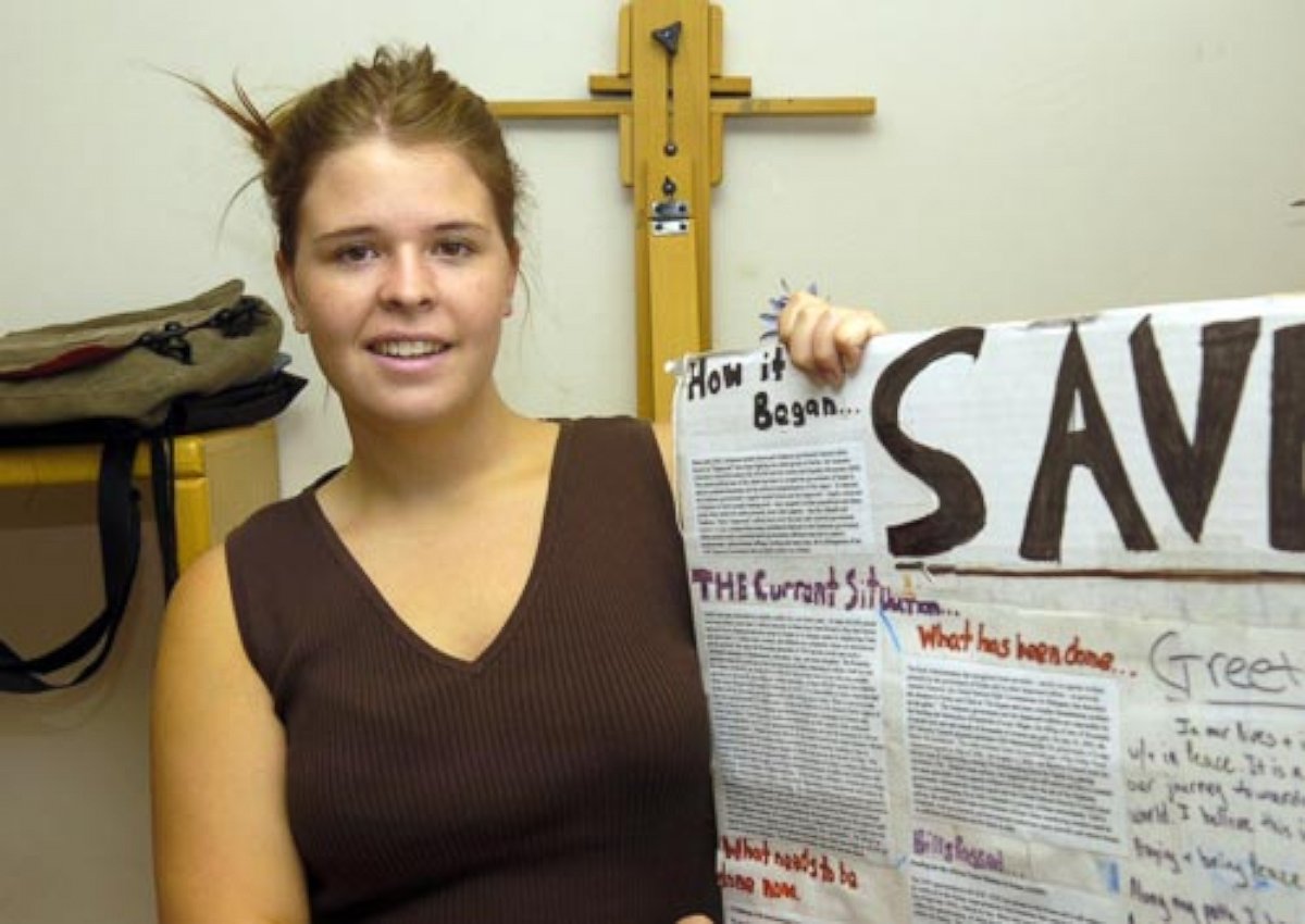 Arizona woman Kayla Mueller shows a sign promoting aid for Darfur in 2007.