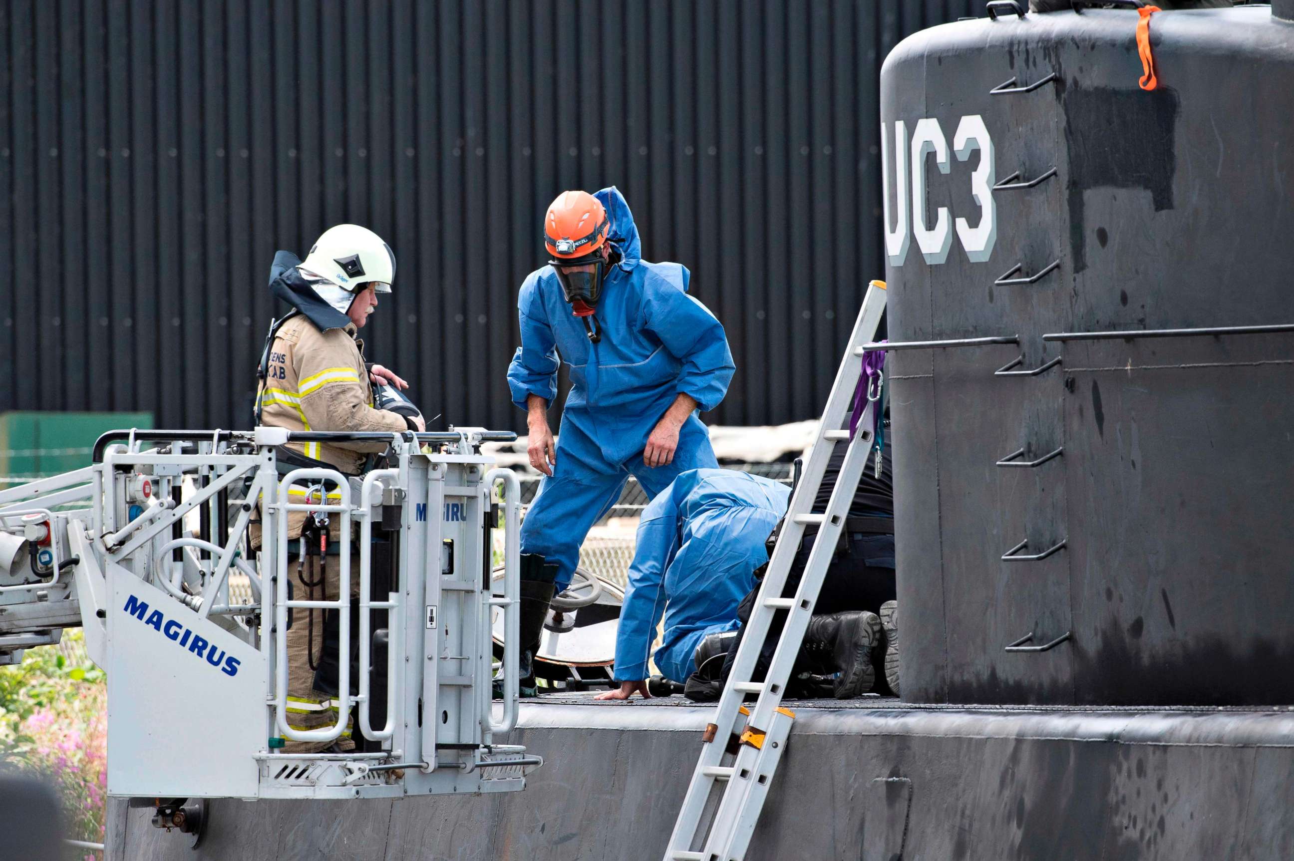 PHOTO: This file photo taken on Aug. 13, 2017 shows police technicians investigating the rescued private owned submarine UC3 Nautilus, in Copenhagen Habour.