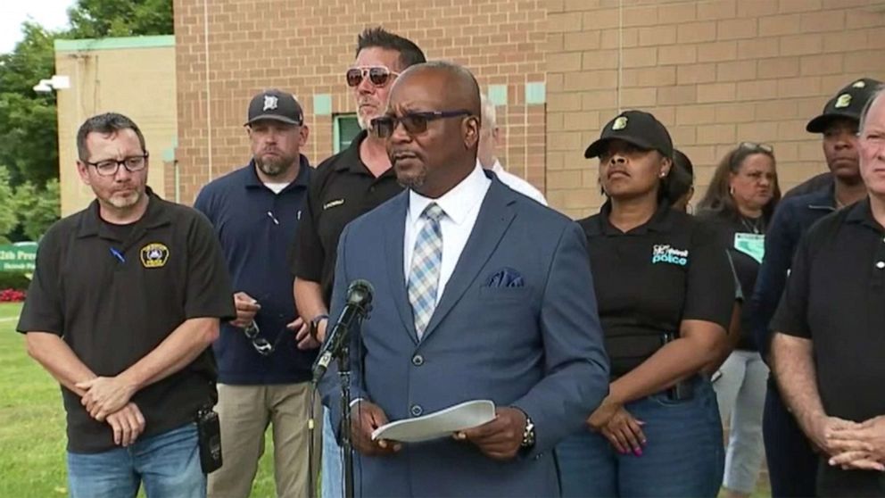 PHOTO : Le chef de la police James White s'exprime sur la recherche d'un tireur présumé lors de plusieurs fusillades à Detroit le 28 août 2022.