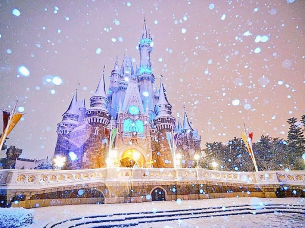 PHOTO: Tokyo is getting its heaviest snow in 4 years, blanketing Tokyo Disneyland with powder.