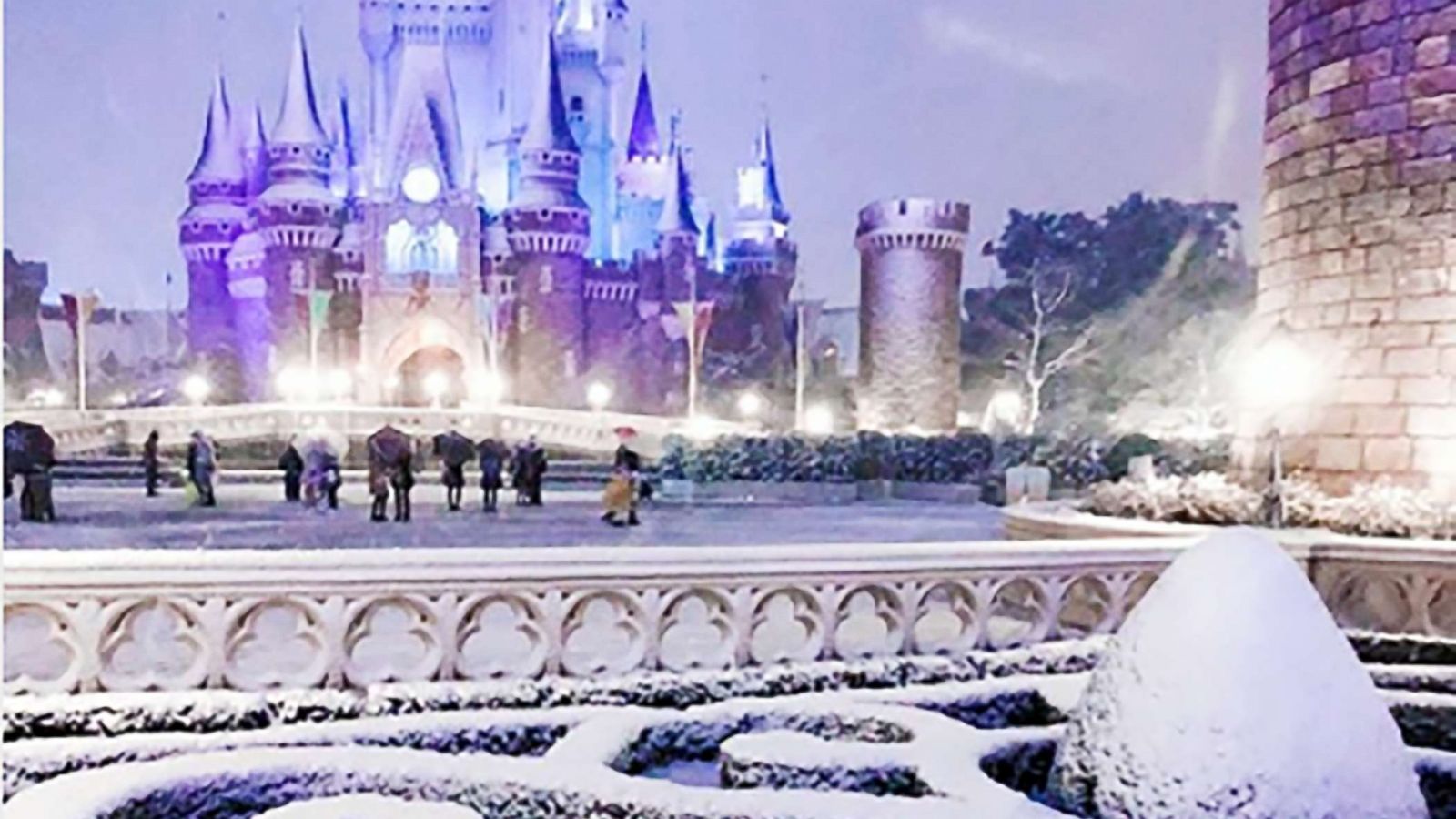 Tokyo Disneyland Blanketed In Snow Abc News