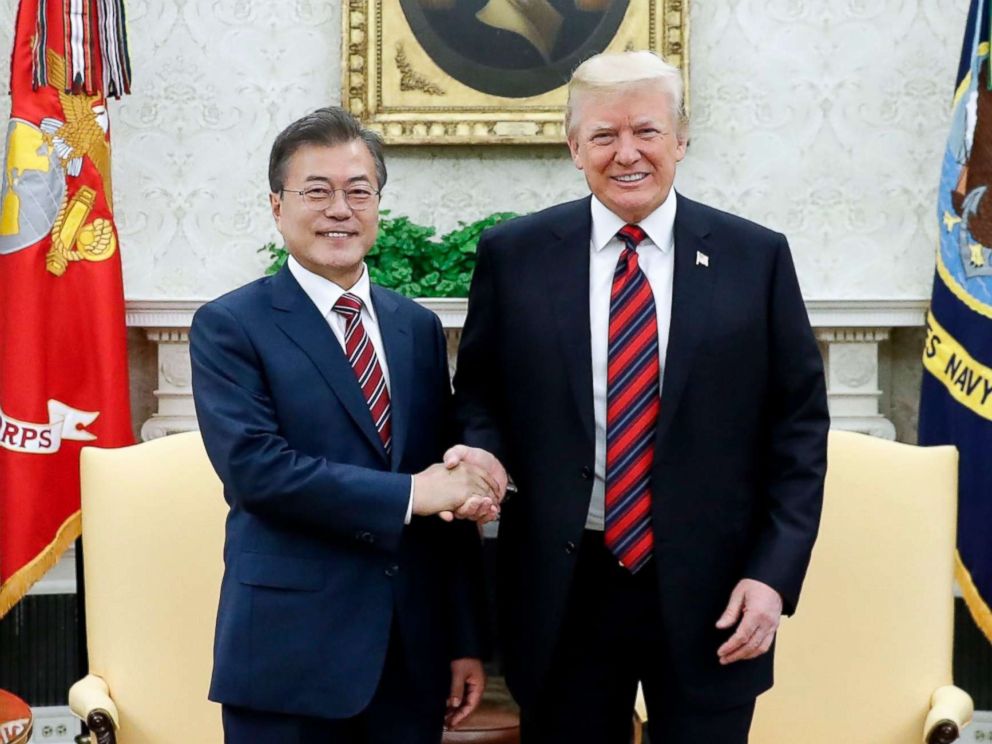 Breaking news_突发新闻：2018年5月22日在华盛顿白宫举行的一次会议上，韩国总统Moon Jae-in和唐纳德J.特朗普总统握手