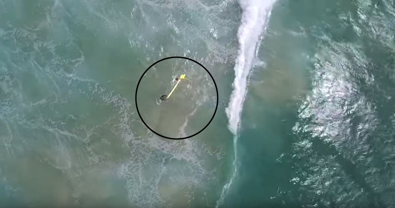 PHOTO:A drone deploys an inflatable life raft for two swimmers at Lennox Beach, north of Ballina, Australia.
