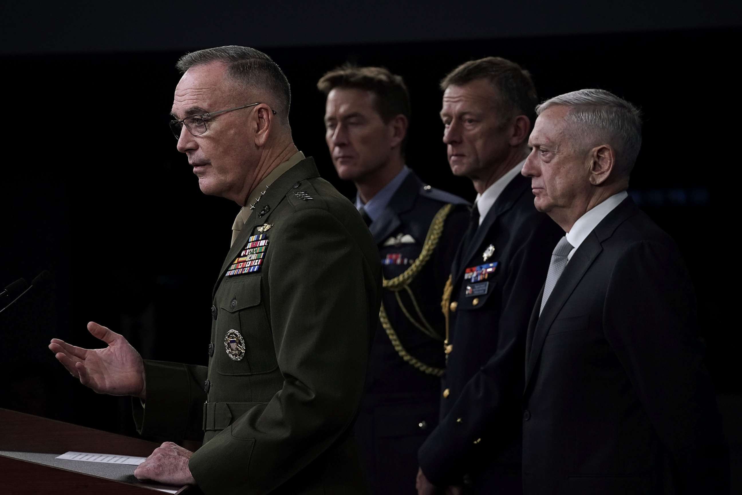 PHOTO: Chairman of the Joint Chiefs of Staff Gen. Joseph Dunford, left, and Defense Secretary Jim Mattis, right, brief members of the media on Syria at the Pentagon, April 13, 2018.