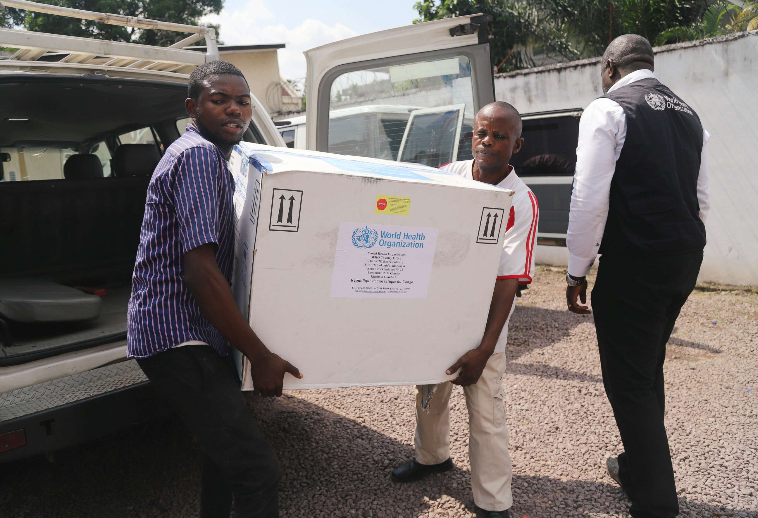 PHOTO: Congolese Health Ministry officials carry the first batch of experimental Ebola vaccines in Kinshasa, Democratic Republic of Congo, May 16, 2018.