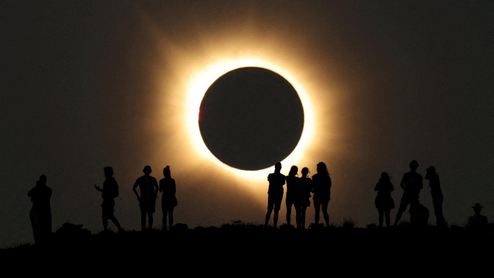 PHOTO: The moon completely covers the sun during a total solar eclipse as seen from the Javalambre Astrophysical Observatory in Arcos de las Salinas, near Teruel, Spain, August 12, 2026.
