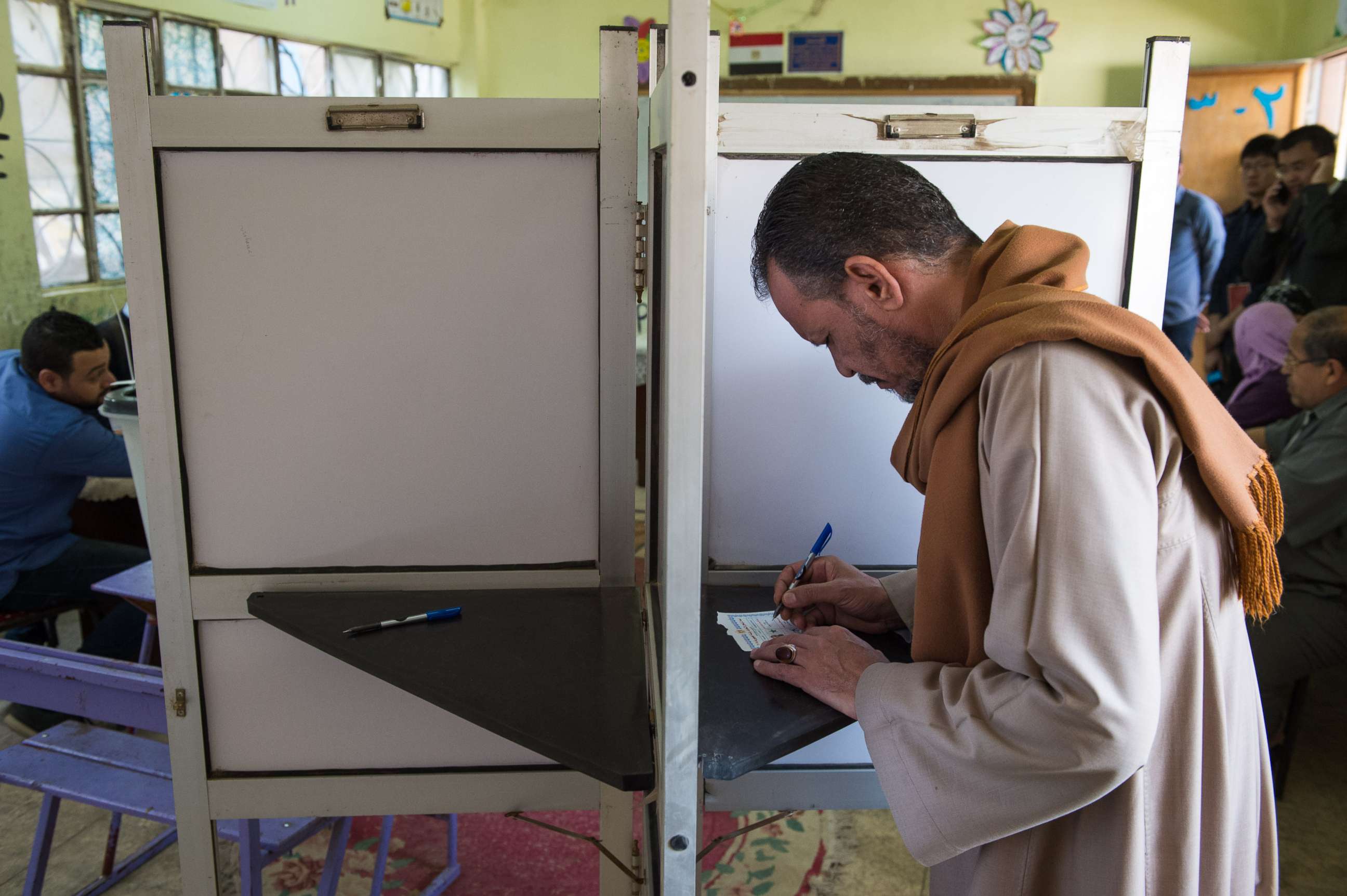 PHOTO: A voter fills out his ballot during Egypt's presidential election in Cairo, Egypt, March 26, 2018.