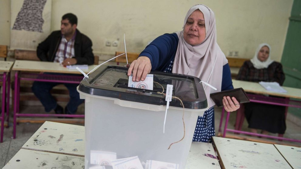 PHOTO: An Egyptian woman casts her ballot paper on the final day of the Egyptian presidential election in Cairo, March 28, 2018. 