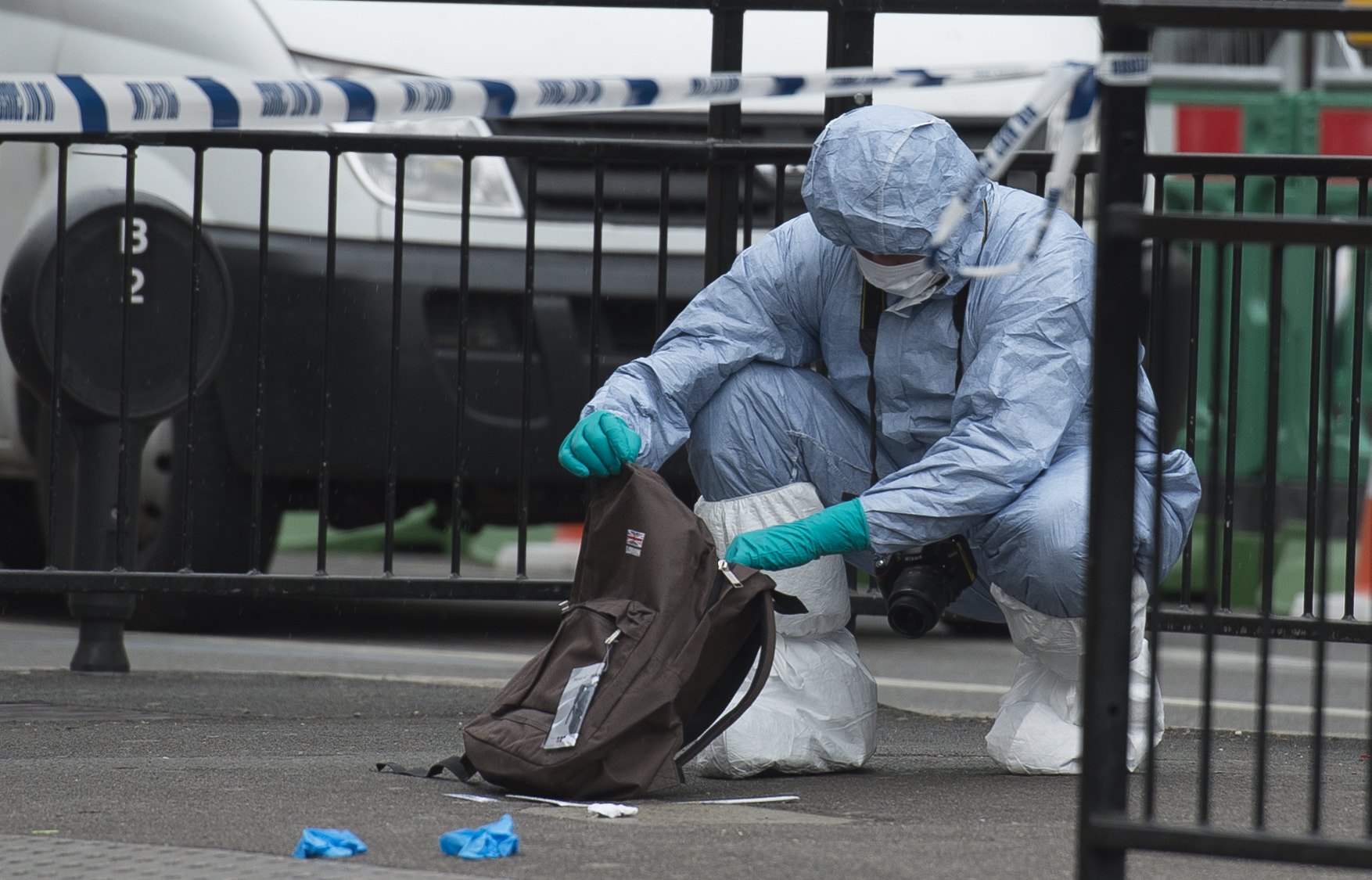 PHOTO: A forensic officer examines items left on the pavement after police lead away a man following an incident in Central London, April 27, 2017.