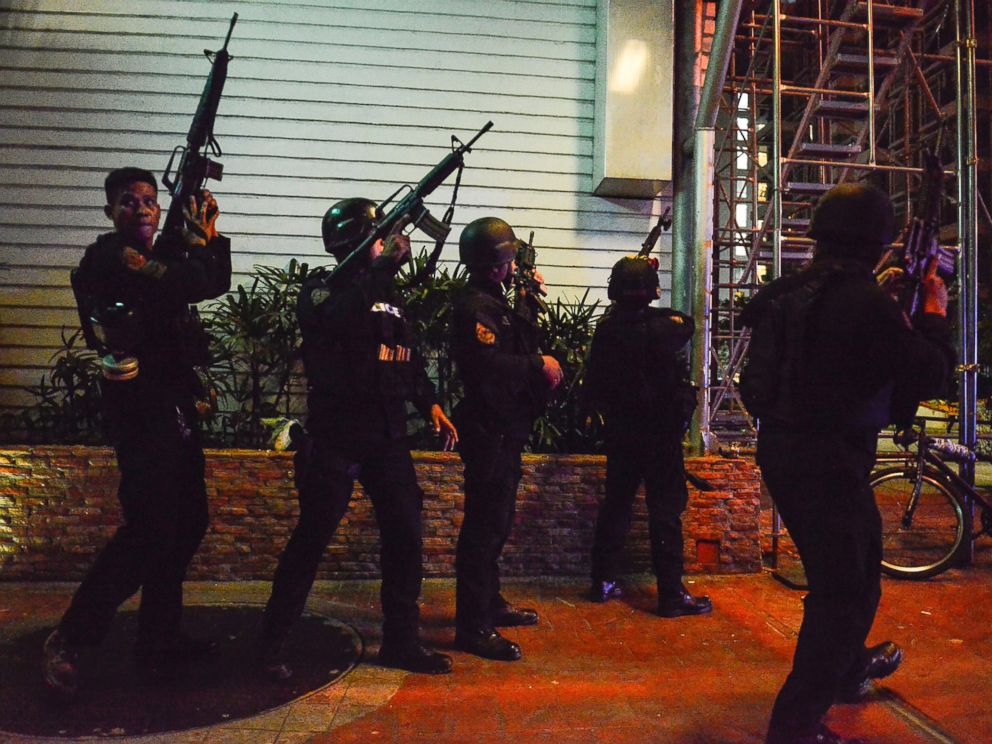 PHOTO: Filipino elite Police Special Weapons and Tactical officers take their position outside the Resort World Manila hotel in Pasay City, Philippines, June 2, 2017.
