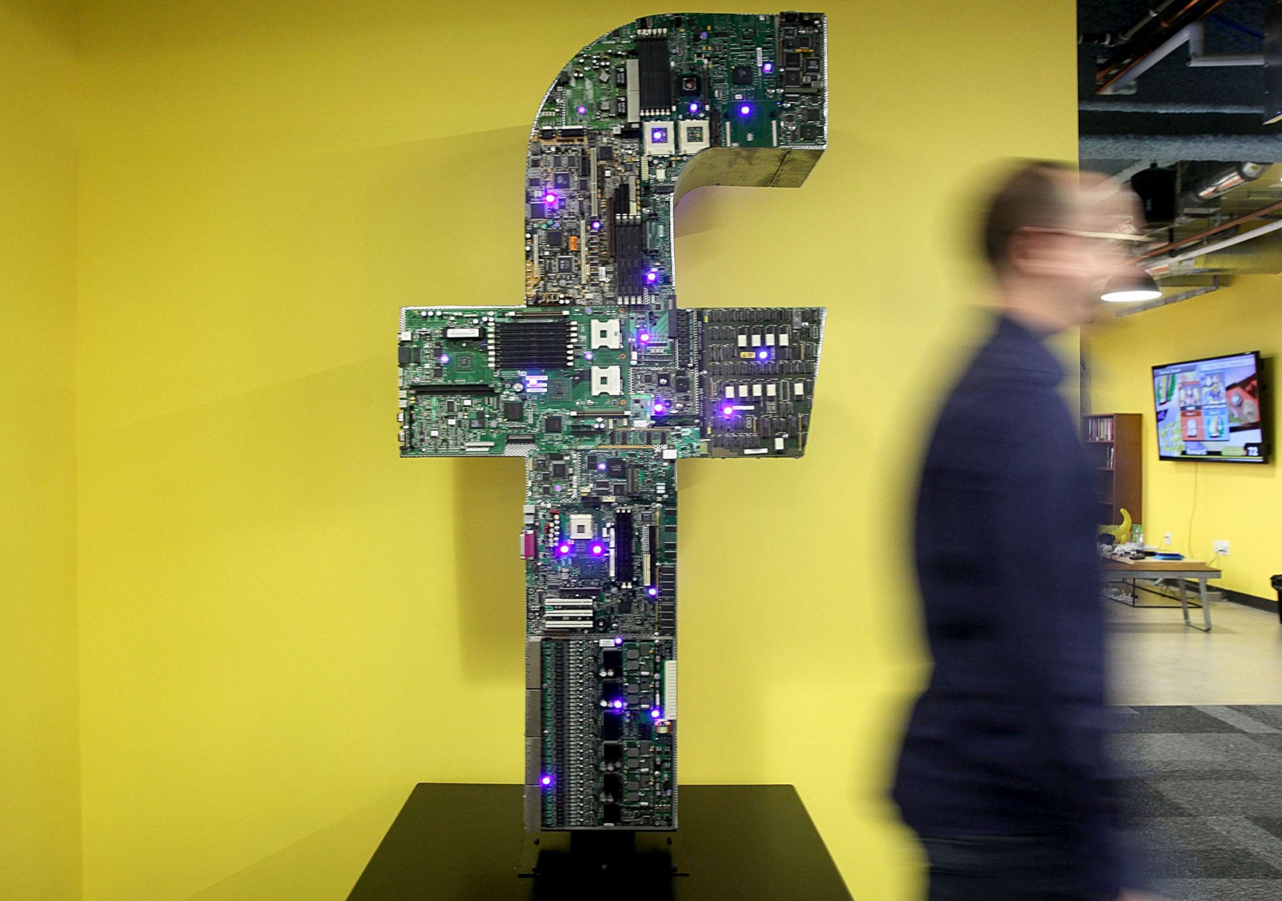 PHOTO: The letter 'f' stands in a corner of the Facebook offices in Cambridge, Mass. Dec. 10, 2014. 