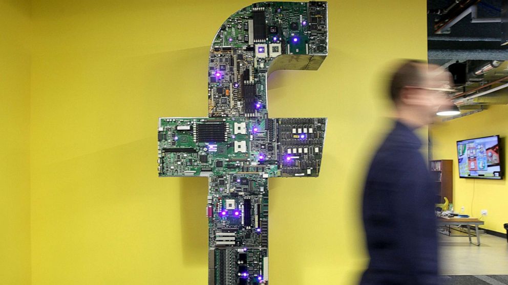 PHOTO: The letter 'f' stands in a corner of the Facebook offices in Cambridge, Mass. Dec. 10, 2014. 