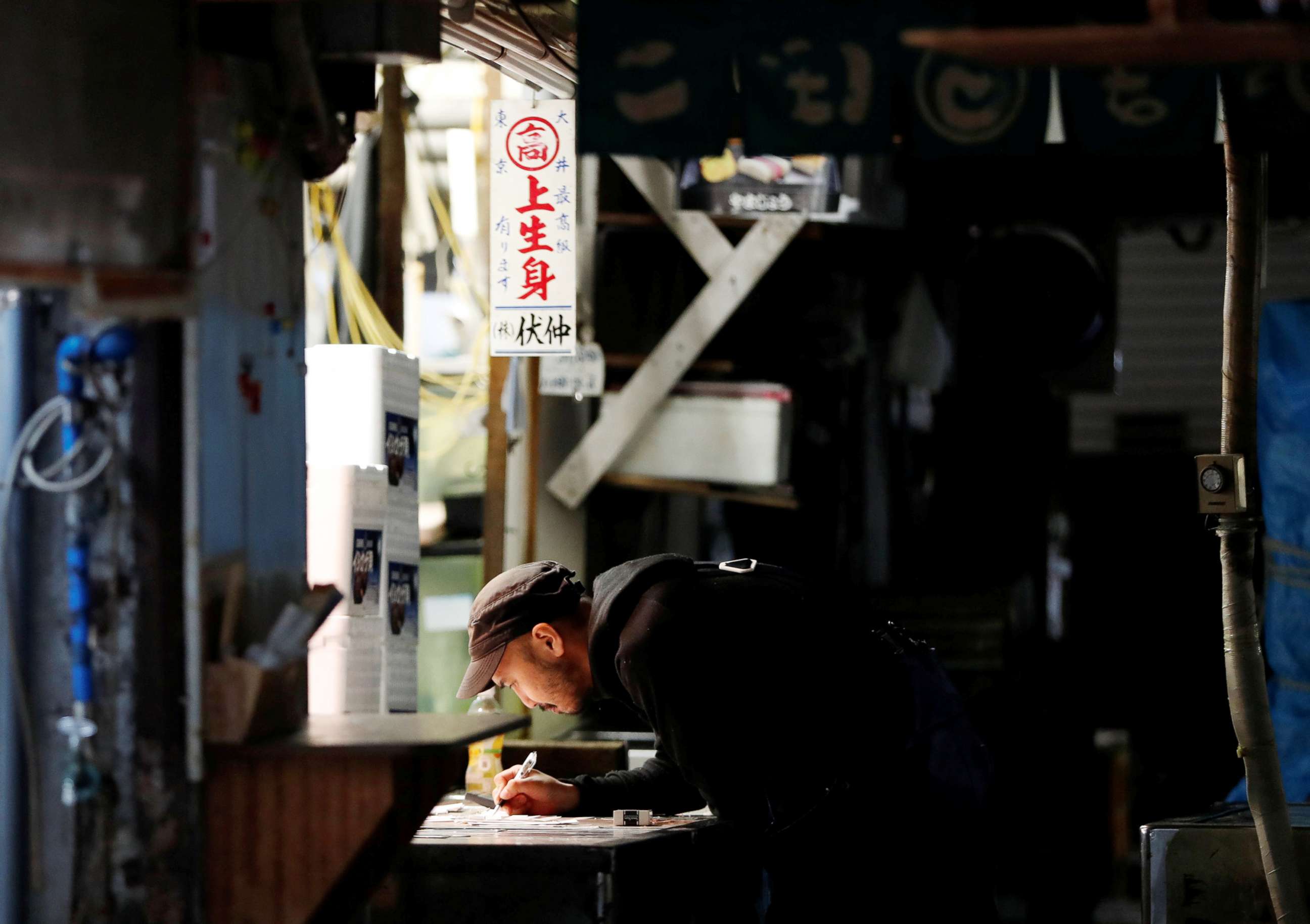 PHOTO: A wholesaler writes the days sales figures after trading ends at the Tsukiji fish market in Tokyo, Sept. 27, 2018.