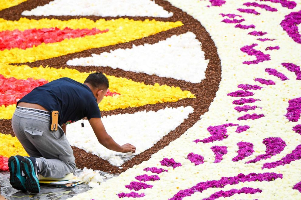PHOTO: The flower carpet is composed by about 120 volunteers, with nearly 1 million begonias in less than 4 hours, at the Grand-Place in Brussels, Aug. 16, 2018.