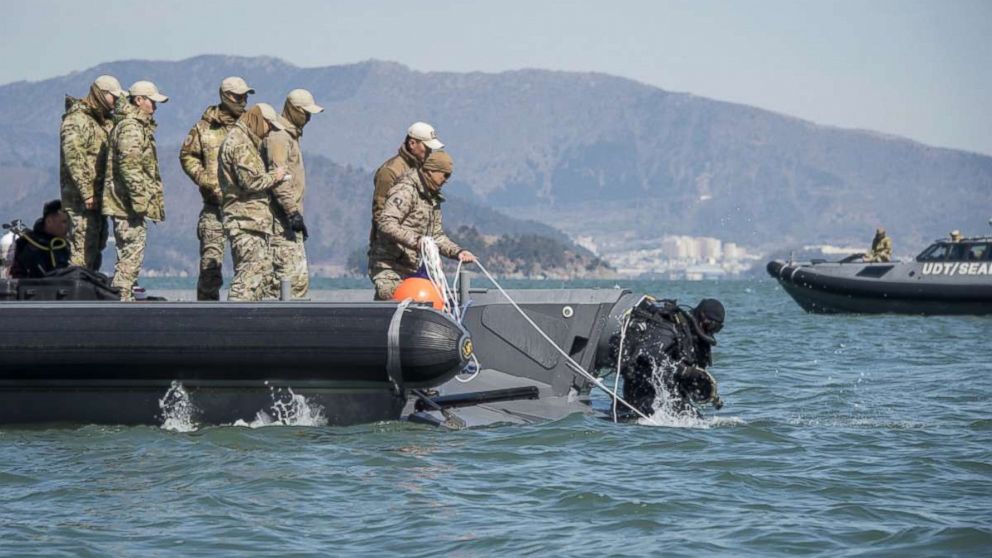 Members of the Republic of Korea (ROK) Navy Underwater Dive Team dive off the coast of Jinhae, ROK, March 3, 2017, as part of exercise Foal Eagle 2017.
