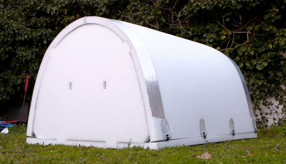 PHOTO: Homeless people in Paris are experimenting with a new type of waterproof shelter that remains hot in freezing temperatures.