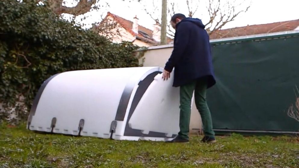 PHOTO: Homeless people in Paris are experimenting a new type of waterproof shelters that remain hot in freezing temperatures.