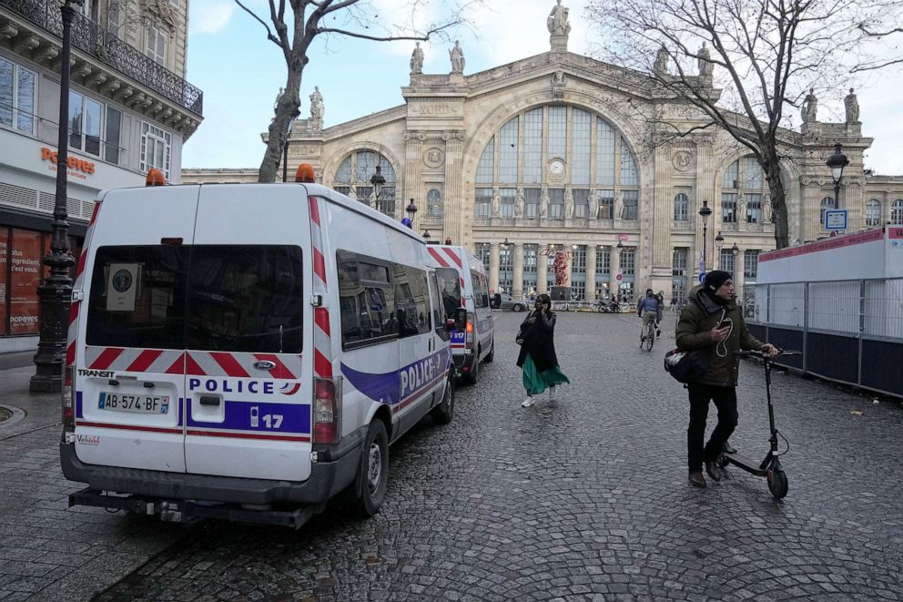 FOTO: Um carro da polícia estaciona do lado de fora da estação de trem Gare du Nord, quarta-feira, 1º de janeiro.  11, 2023, em Paris, França.