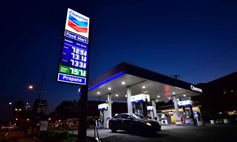 FOTOĞRAF: Galon başına 7,00 dolardan fazla benzin fiyatları, 9 Mart 2022'de Los Angeles şehir merkezindeki bir benzin istasyonunda yayınlandı.