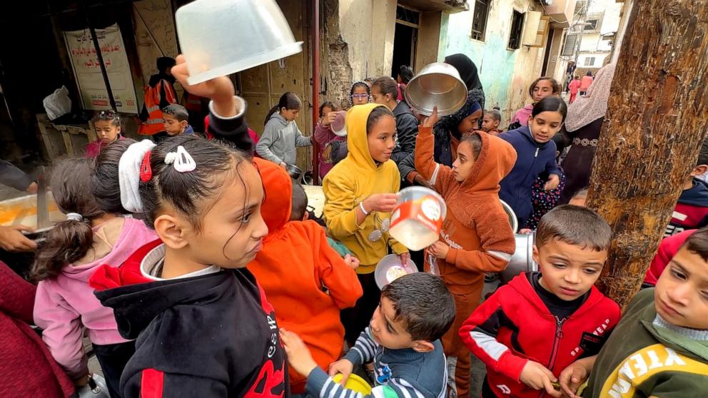 الظروف “غير الإنسانية” في غزة، حيث يعتمد السكان على مطابخ تمشو للحصول على الطعام، ولا يحصلون إلا على القليل من المياه أو لا يحصلون عليها على الإطلاق